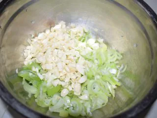 河南小吃——蒸素焖子,同时准备大葱和蒜,洗净切好。