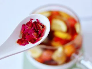 玫瑰水果小种红茶,最后撒上玫瑰花瓣。