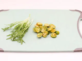 高颜值樱桃气泡冰饮,金桔洗净切片，苦苣去根洗净备用。