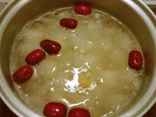 苹果银耳红枣汤,红枣煮出香味
