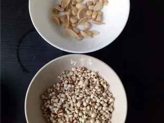 绿豆薏仁糖水,莲子去掉莲芯；薏仁、百合、莲子洗净；