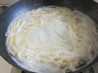 手擀面 北京特色小吃 炸酱面,下锅煮面条。