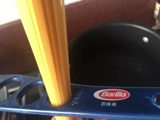 通心肠番茄意面,用捞面神器量出需要的量