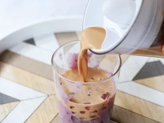 芋泥波波奶茶,最后将奶茶倒入杯中即可