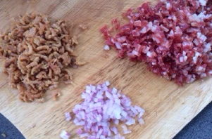 中式传统小吃——腊味萝卜糕,虾米提前温水泡软洗净,腊肠和洋葱切丁,如果有香菇,同样切丁