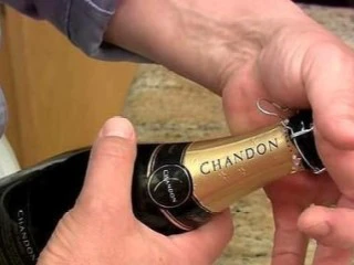 石榴气泡鸡尾酒,用大拇指和食指扣住木塞,手掌紧紧握住木塞, 防止它弹出。如果你嫌手痛,或者,觉得手会滑出,就拿桌上的餐巾,裹住木塞,然后再用大拇指和食指扣紧餐巾包着的木塞。