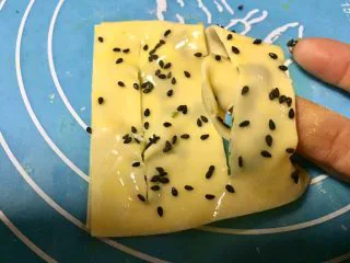 #做年货手工小吃#芝麻葱香排叉 ,把两边外面的一条往中间穿