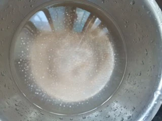 芒果芋圆西米露,然后捞出投凉水中防止粘连