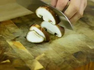 从小吃到大的家常菜，多吃青菜身体好,香菇洗净切片。