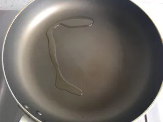 益生菌西士多,锅中放油