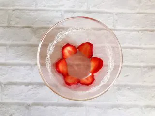 粉嫩少女心～草莓酸奶昔,从上面看就像一朵花，很漂亮