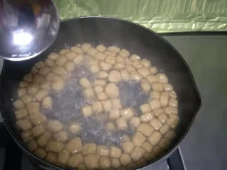 红糖珍珠奶茶,下锅煮一部分,还有剩下做好的放冰箱冷藏即可,想吃多少煮多少