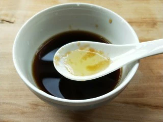 花雕酒焗藤椒手撕鸡,半勺橄榄油,混合均匀备用。