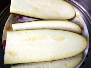 手撕茄子（内附万能凉拌汁做法）,放入蒸锅蒸熟。