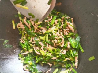 老家传统小吃----韭菜炒肉丝,倒入切好的韭菜，转大火炒至韭菜断生倒入适量盐和鸡精翻炒均匀，出锅之前滴几滴香油搅拌均匀即可。