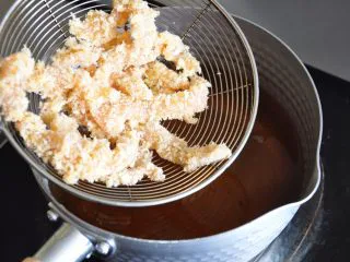街头小吃自己做---香酥无骨鸡柳,油温达到170度时,取适量鸡肉放入油锅中炸制。