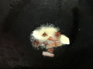 家常菜焖猪脚,炒锅热油,下姜片,八角,桂皮爆香一下,(切记油温不要过高烧糊了)迅速导入猪脚