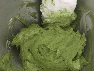 抹茶风味磅蛋糕,蛋白霜分3次和面糊翻拌混合，手法要轻柔，尽可能少的防止蛋白霜消泡