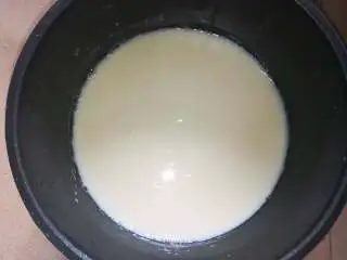 家乡小吃——姜汁红糖豆花,这是静置了5分钟后的,已经可以明显看到凝固的现象了,注意凝结的过程一定不要碰到