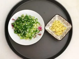 风味炒面 芽菜肉末炒玉米面,把大葱切成葱花，鲜姜切成末
