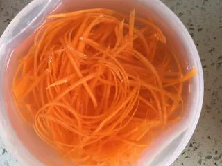 大理特色小吃凉米线,切丝白糖水泡，更加脆爽