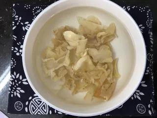 花胶莲子银耳糖水,泡好的花胶,捞起备用 如果不习惯花胶腥味的,可以用一锅水加点料酒,姜,葱煮至沸腾,把花胶放进去焯水再煮糖水,这样可以去掉一部分腥味 另加几颗红枣一起也可以起去腥作用 我从小在海边长大,所以对这点点腥是完全免疫的😄