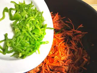 简单不放油的 鱼香肉丝,加入青椒丝翻炒几下