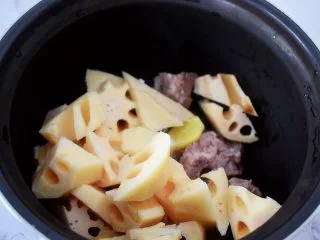 猪骨莲藕玉米胡萝卜汤,加入莲藕