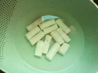 山药黑豆滋补汤,泡在清水中备用。