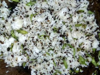 宜宾风味蛋炒饭,倒入米饭翻炒。