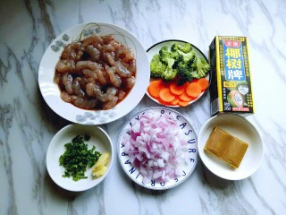 #东南亚风味的#椰汁咖喱虾,所有食材准备工作完成。