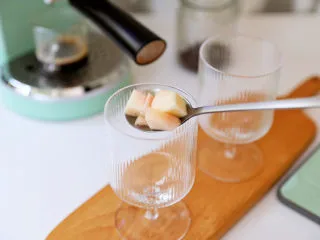 蜜桃气泡冰咖啡,杯中依次加入水蜜桃