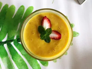 香蕉芒果卡乐比营养奶糊,将奶糊倒入你喜欢的杯子里,喜欢的话还可以用色彩鲜艳的水果和薄荷叶加以点缀装饰