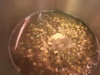 清凉一下绿豆汤,加进煮好的绿豆汤里
