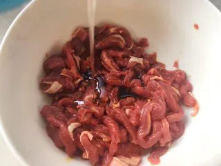 意式红烩牛柳酥,加入植物油、料酒跟酱油