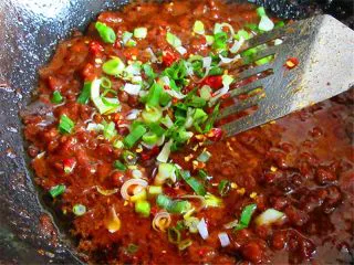 自制开胃下饭的沙茶肉末酱,熬至稍微浓稠状,放入自己喜爱的配料调味,我就放了一些葱花