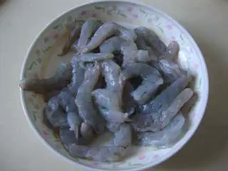 地中海风味小炒：番茄牛油果炒虾,海虾剥好开背去沙线，洗净