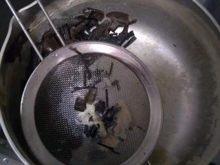 红糖珍珠奶茶,把茶叶捞出来