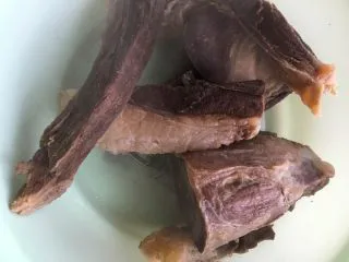 风味麻辣牛肉干,用清水冲洗干净