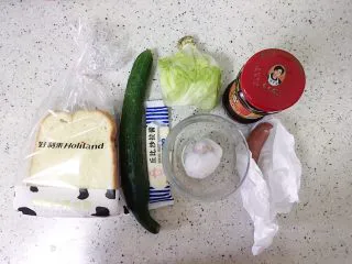 （创意菜）老干妈风味咸鸭蛋酒肠三明治,准备好所有食材