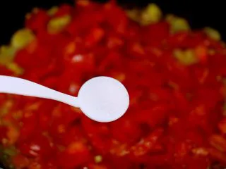 超下饭之红三剁,接着把西红柿碎放进去，加少许盐，不断翻炒。