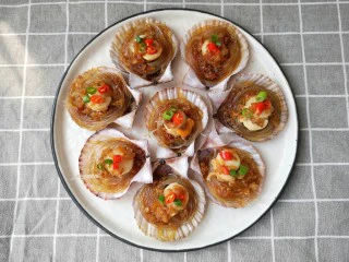 蒜蓉粉丝蒸扇贝,出锅撒适量葱花。