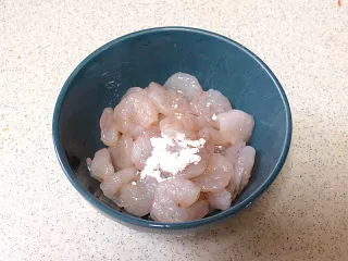 宴客快手菜【虾仁滑蛋】,虾仁放一碗中，用少许盐，1/3 茶匙淀粉， 1茶匙蛋白，少许色拉油腌好