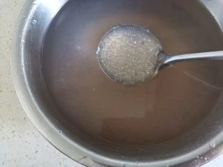 夏日甜品杨枝甘露,然后过两遍冷水浸泡在水里，防止粘连