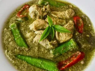 泰式青咖喱鸡·东南亚风味,非常下饭的一道菜。宴客、逢年过节都不失一道拿的出手的菜肴。(图上是第二天的青咖喱鸡,氧化后酱会变暗些)