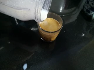 快手榛果拿铁,倒入咖啡。