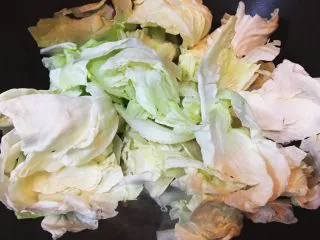 台灣傳統小吃 - 白菜滷,此時放入手撕白菜片