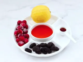 蔓越莓桑葚气泡水,首先备齐所有的食材。