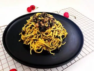 风味炒面 芽菜肉末炒玉米面,芽菜肉末炒玉米面条出锅了