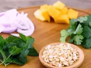 水果入菜，风味绝妙——酸辣芒果鸡丝,将配菜配齐摆盘